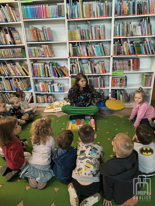 Biblioteka Gorlice, Filia Magdalena dzieci uczestniczą w zabawie sensorycznej.jpg